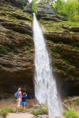 Etkin turist Pericnik şelale Vrata Valley Triglav Ulusal Parkı Julian Alps, Slovenya için bakarak.