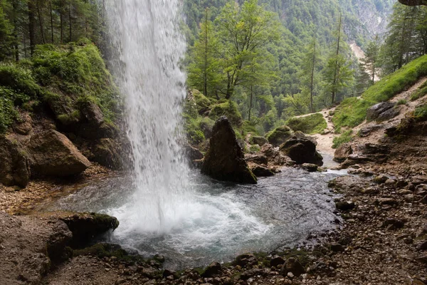 Felső Pericnik-vízesés, a Triglav Nemzeti park, a Júliai-Alpok, Szlovénia. — Stock Fotó