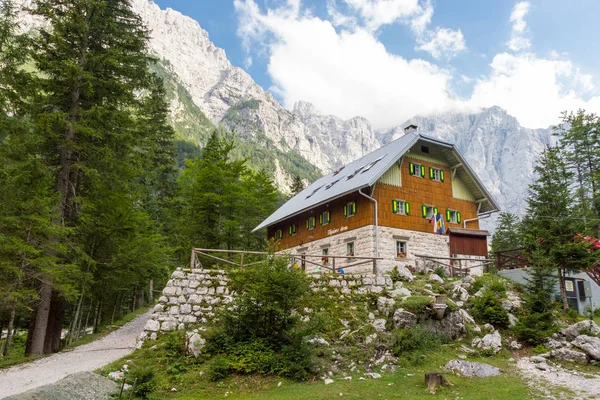 Dominio de Aljazev en el valle de Vrata, Parque Nacional Triglav en los Alpes Julianos, Eslovenia, Europa . — Foto de Stock