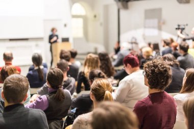 İş konferansında sunum yapan kadın.