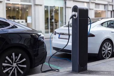 Otomotiv sektörünün gelecekteki olarak sokakta modern elektrikli araba şarj.
