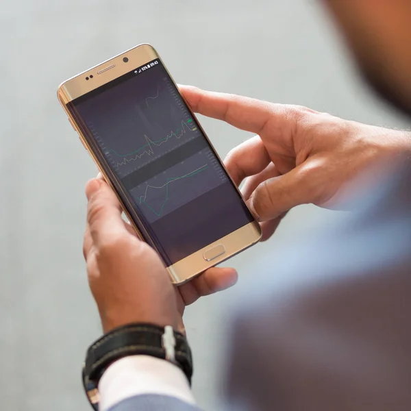 Närbild av affärsman som använder mobiltelefon. — Stockfoto