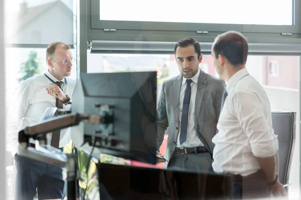 Empresarial chalessteam trabalhando em escritório moderno. — Fotografia de Stock