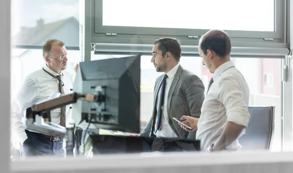 Företagsånga som arbetar på modernt kontor. — Stockfoto