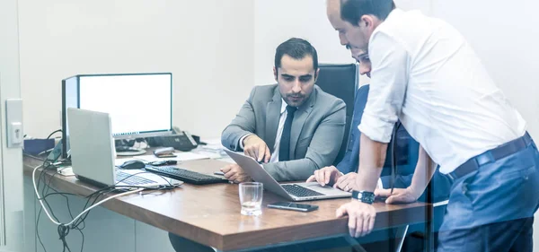 Empresarial chalessteam trabalhando em escritório moderno. — Fotografia de Stock