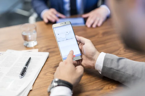 Primo piano dell'uomo d'affari utilizzando lo smartphone mobile. — Foto Stock