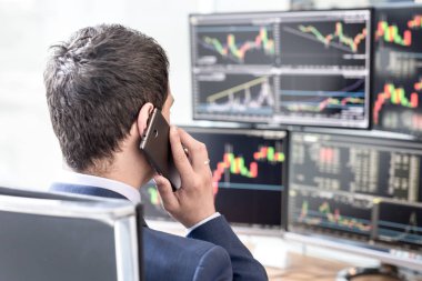 Üzerinde omuz görünümü stok komisyoncu online ticaret ve bilgisayar ekranları.