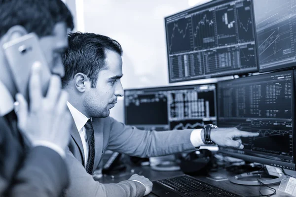 Börsenmakler handeln online in Firmenbüros. — Stockfoto