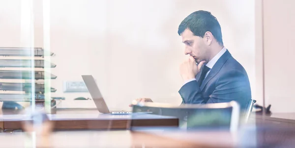 Empresário no escritório trabalhando no computador portátil . — Fotografia de Stock