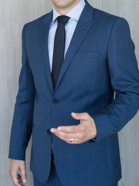 Torsoen av en affärsman stående, att göra italienska hand gest, marinblå kostym. — Stockfoto