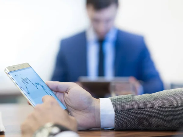 Primo piano dell'uomo d'affari utilizzando lo smartphone mobile. — Foto Stock