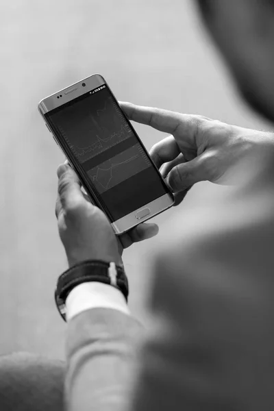 Närbild av affärsman som använder mobiltelefon. — Stockfoto