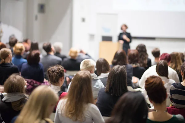 Wanita memberikan presentasi di ruang kuliah di universitas. — Stok Foto