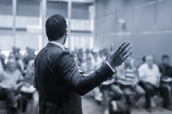 Ponente dando una charla en la reunión de negocios. — Foto de Stock