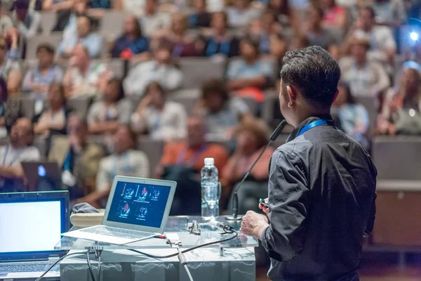 Conférencier lors d'un événement d'affaires. — Photo