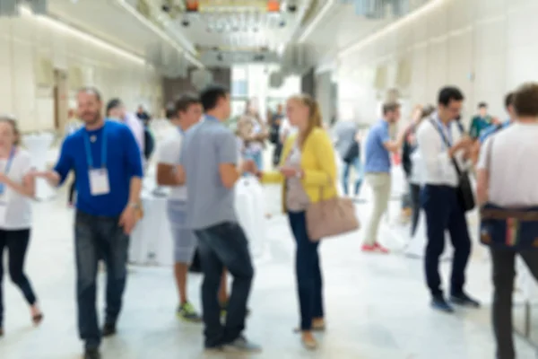 Imagen desdibujada de los empresarios en la pausa del café en la reunión de la conferencia. —  Fotos de Stock