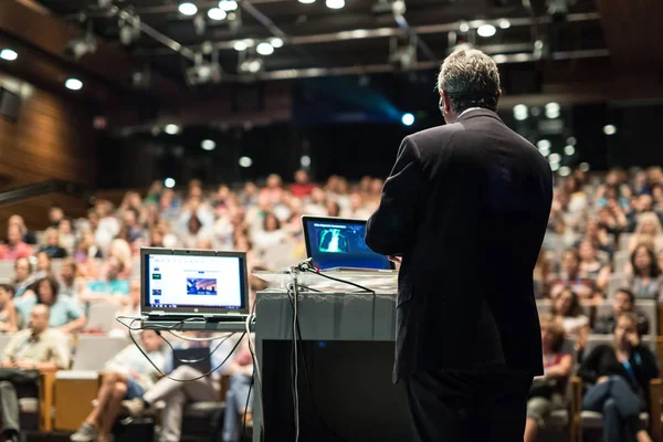 Ponente público dando charla en evento de negocios. —  Fotos de Stock