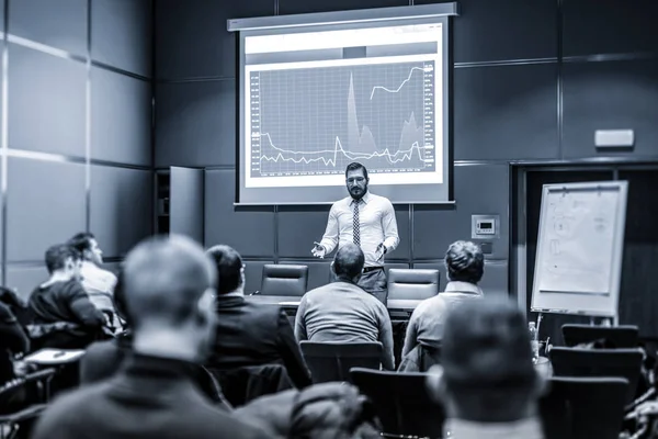 Palestrante público habilidoso dando uma palestra em reunião de negócios. — Fotografia de Stock