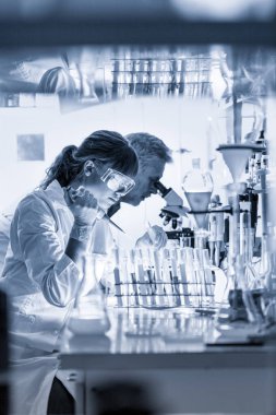Bilimsel laboratuvarda çalışan sağlık araştırmacıları.