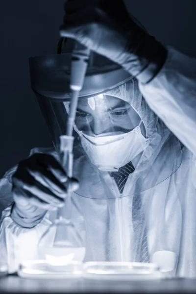 Élet a tudós kutató bio veszély laboratóriumban. Magas fokú védelmet munka. — Stock Fotó