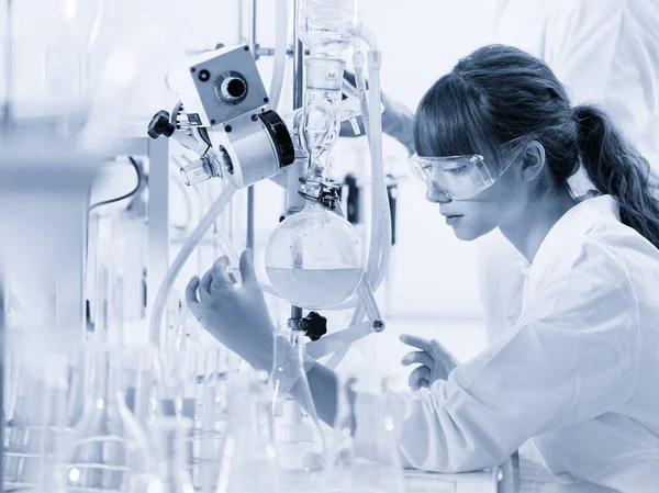 Mladé samice chemici výzkum v laboratoři biologie. — Stock fotografie