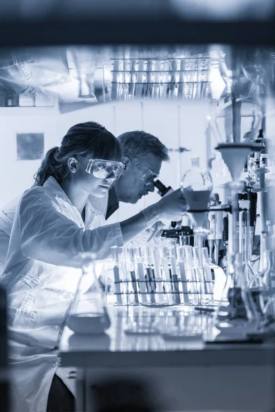 Onderzoekers in de gezondheidszorg die in een wetenschappelijk laboratorium werken. — Stockfoto