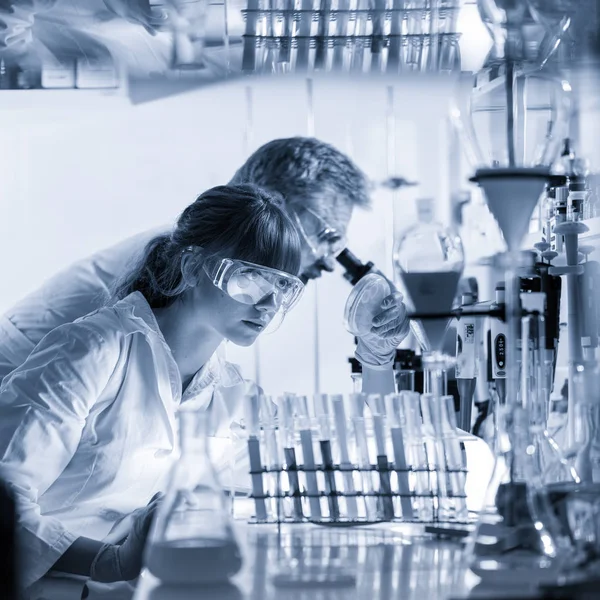 Beroepsbeoefenaren in de gezondheidszorg die onderzoek doen in een wetenschappelijk laboratorium. — Stockfoto
