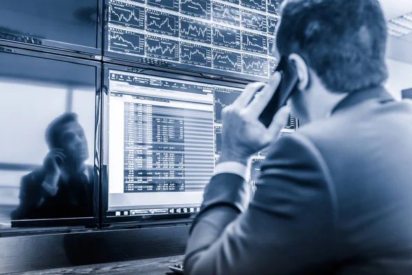 Stock trader looking at market data on computer screens. — Stock Photo, Image