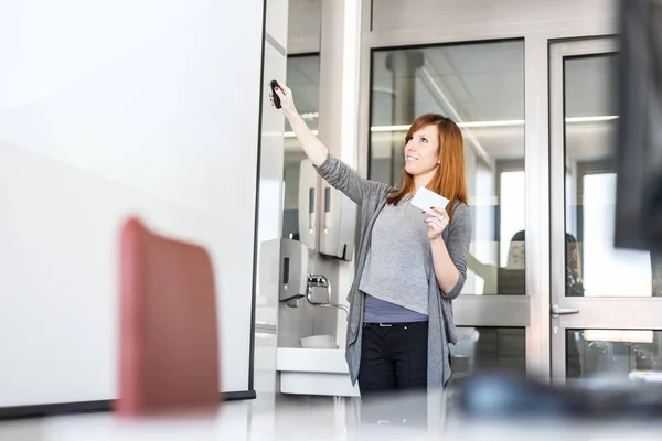 Frau hält Vortrag im Hörsaal der Universität. — Stockfoto