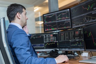 Stok komisyoncu Online izlerken grafik ve veri analizleri birden çok bilgisayar ekranlarında ticaret.