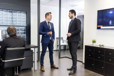 Kurumsal konuşmak kurumsal toplantı ve çalışma modern office.