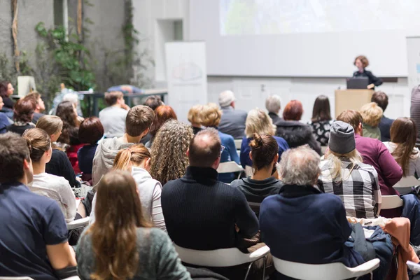 Üniversitedeki konferans salonunda sunum yapan kadın.. — Stok fotoğraf