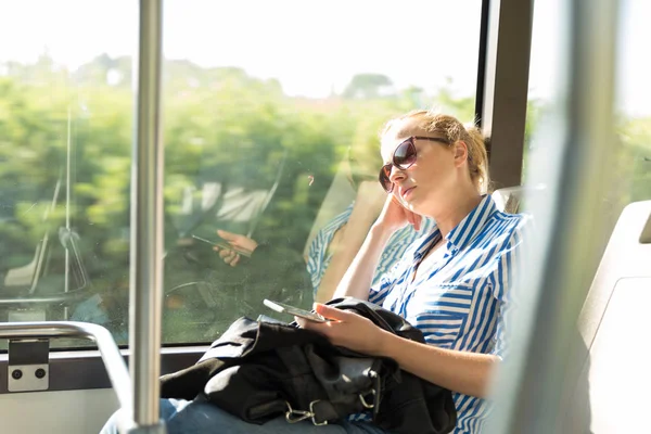 Porträt einer müden Frau, die im Bus schläft. — Stockfoto