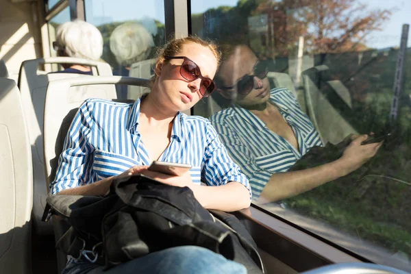 Porträtt av trött kvinna som sover på bussen. — Stockfoto