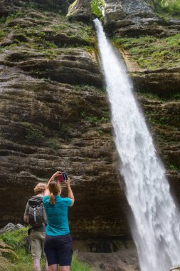 Etkin turist Pericnik şelale Vrata Valley Triglav Ulusal Parkı Julian Alps, Slovenya için bakarak.
