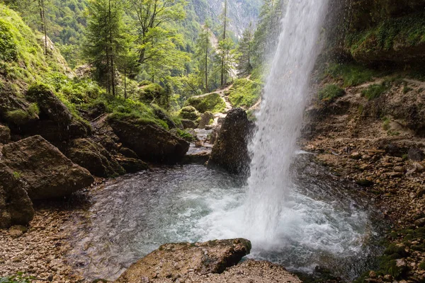 Pericnik górny wodospad w Triglavskiego Parku Narodowego, Alpy Julijskie, Słowenia. — Zdjęcie stockowe