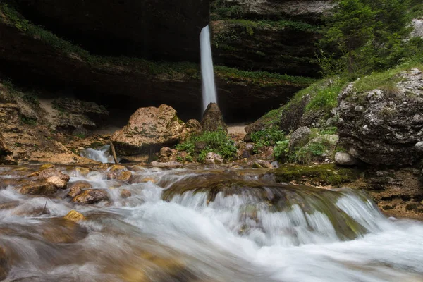 Triglav 国家公园秋季斯洛文尼亚阿尔卑斯山上 Pericnik 瀑布 — 图库照片