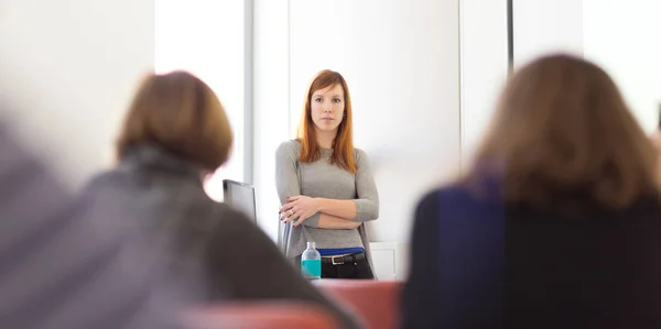 Mujer dando presentación en sala de conferencias en la universidad. — Foto de Stock