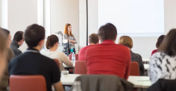 大学の講堂で講演をする女性. — ストック写真