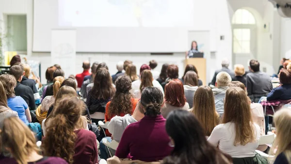 Donna che dà presentazione in aula magna all'università. — Foto Stock