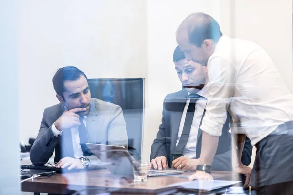 Equipe de negócios corporativa trabalhando em escritório moderno . — Fotografia de Stock