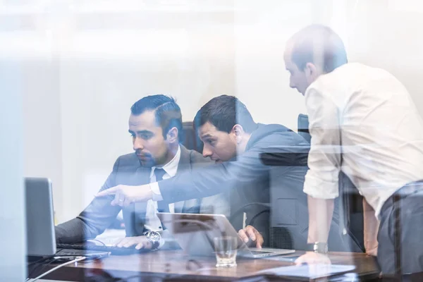 Équipe d'entreprise travaillant dans un bureau moderne . — Photo