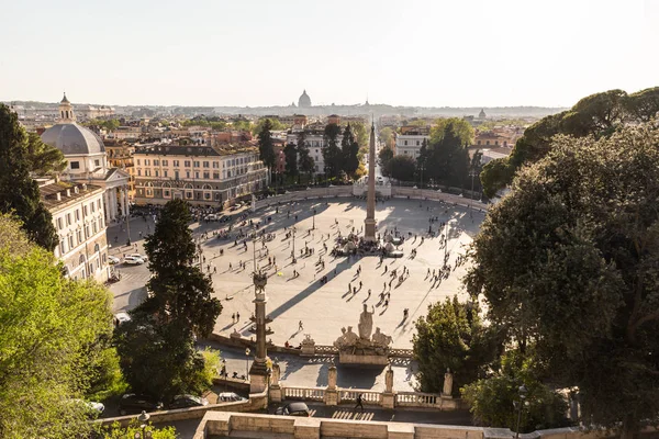 Luftaufnahme von Menschen, Skulpturen, Brunnen und Kirchen auf der Piazza del Popolo in Rom, Italien. — Stockfoto