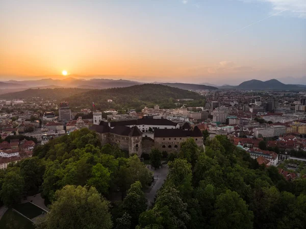 Panorama de la capital eslovena Liubliana al atardecer . — Foto de Stock