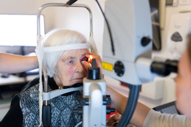 Göz hastalıkları kliniğinde lazer cerrahisi sırasında kadın kıdemli.