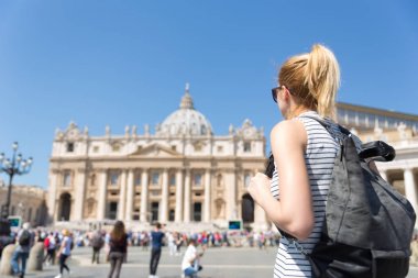 St. Peters Meydanı önünde St Peters Bazilikası Vatikan'nda kadın.