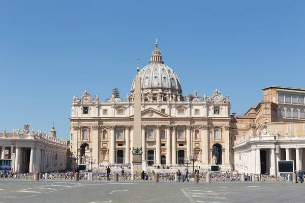 CIUDAD DEL VATICANO, VATICANO - 1 DE NOVIEMBRE DE 2017: La basílica de San Pedro se ve en la plaza de San Pedro el 30 de octubre de 2017 en la Ciudad del Vaticano, Vaticano . — Foto de Stock