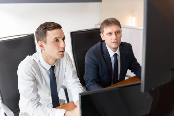 Equipe de negócios analisando dados na reunião de negócios. — Fotografia de Stock