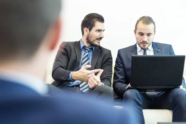 Corporate business team en manager op zakelijke bijeenkomst. — Stockfoto