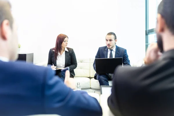 近代的な企業のオフィスでの作業会議で座っているビジネス人々. — ストック写真